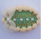 Fem perler på grønn bakgrunn med sløyfe og kremhvitt kant thumbnail