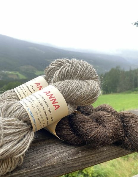 et 2-tråds naturgarn spunnet av den fineste lammeullen fra Gammalnorsk spælsau – mykt, slitesterkt og værbestandig, kun i sauens egne naturfarger.