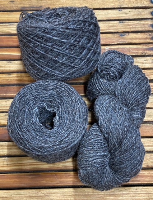 et lett og mykt strikkegarn av Grå trøndersau. Egner seg til gensere, votter mm. Ca 195m/100 gram.